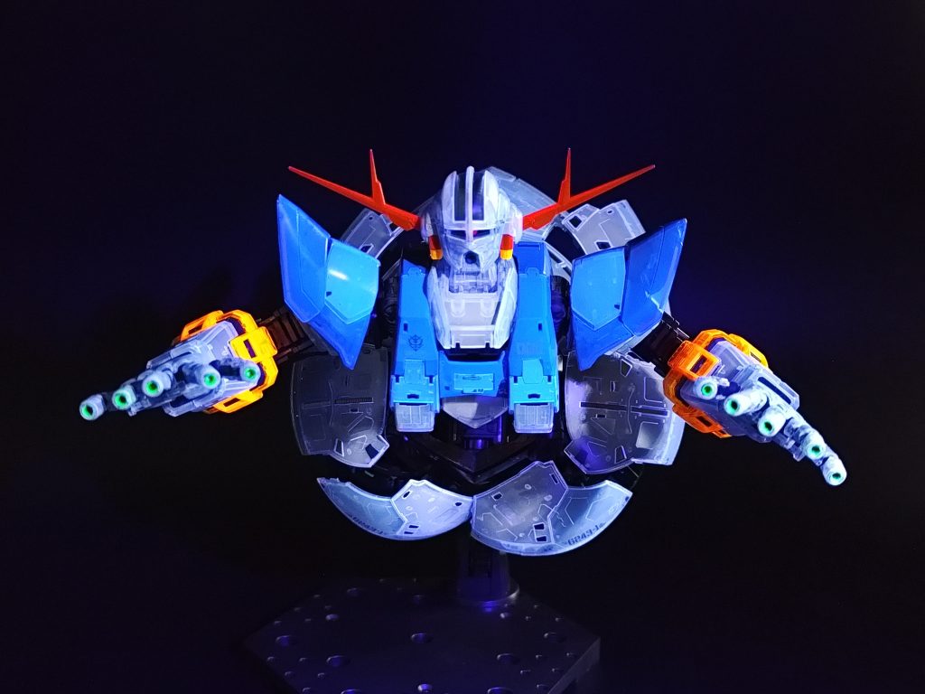 ブラックライト「一般的なジオングのカラーリング」そのままのイメージで発光させられたかなと思います