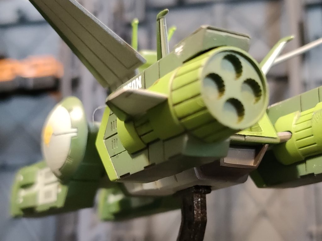 エンジン排気口の塗り分けと汚しやればもっと良くなりそうです。写真撮ってみて気がつくことってけっこうありますよね。