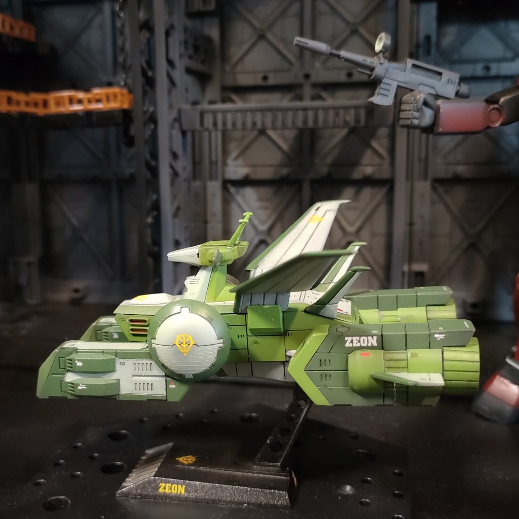 付属スタンドも塗装。ダイソーラッカースプレーグレー→ブラック→シルバーと適当に重ねたら偶然にも文鎮のような重厚感が出せました。