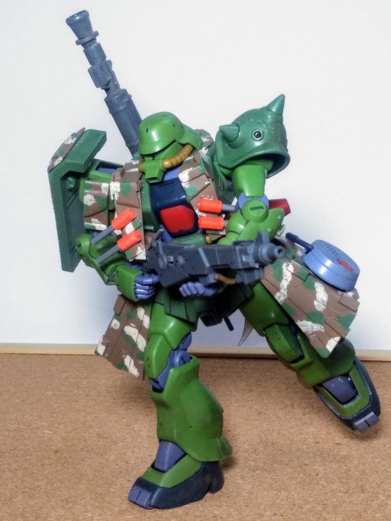 ｢UP主｣が持つ｢ドイツ歩兵｣のイメージとイエバ突撃銃ハイ。定番武装の『MMP-80 90mmマシンガン』・・・は、ドッカにイッチャッたので新しくコサエテおきました 👍💞ソレッポく観えれば成功です 😌💯 ご覧の通りに有能な『30MMの武器』からの改造なのはイワズモナガでありますね 😁🎵