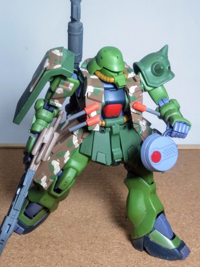 希に映像作品や漫画等で観掛ける｢対人又は対戦車地雷｣を持ち歩く姿 😃 ﾓｹｲﾆﾓｱﾙやはり｢UP主｣が抱く｢ドイツ歩兵｣のイメージです 😆でも、ガンダム世界なのだから対艦or対MS機雷と、ナルのかな 🙄地雷だと埋めて置くモノだけど、艦船やMSが相手ならば取り付けるか投げ付ける事にナルでしょうしね 🤗 モノが『ケンプファー』のアレなのは誰の目にも明らか 🤣🤣🤣