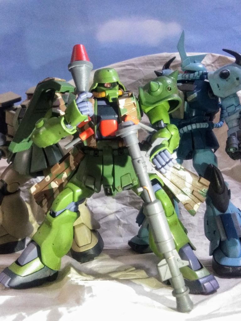 コンナ感じで実行です (￣ヘ￣メ)浅学ながら｢ドイツ歩兵｣を目指してミマシタ d(>∇<；)単なる｢UP主｣の思い込みなので、生粋の方々からは御叱りを受ける事は間違いないでしょう ヾ(*T▽T*)好きにカコツケテ製作出来て嬉しい限りと、なり成ました ＼(◎o◎)／ コンナ事が可能なガンプラはヤッパリ偉大だと考えます ｍ(｡≧Д≦｡)ｍ