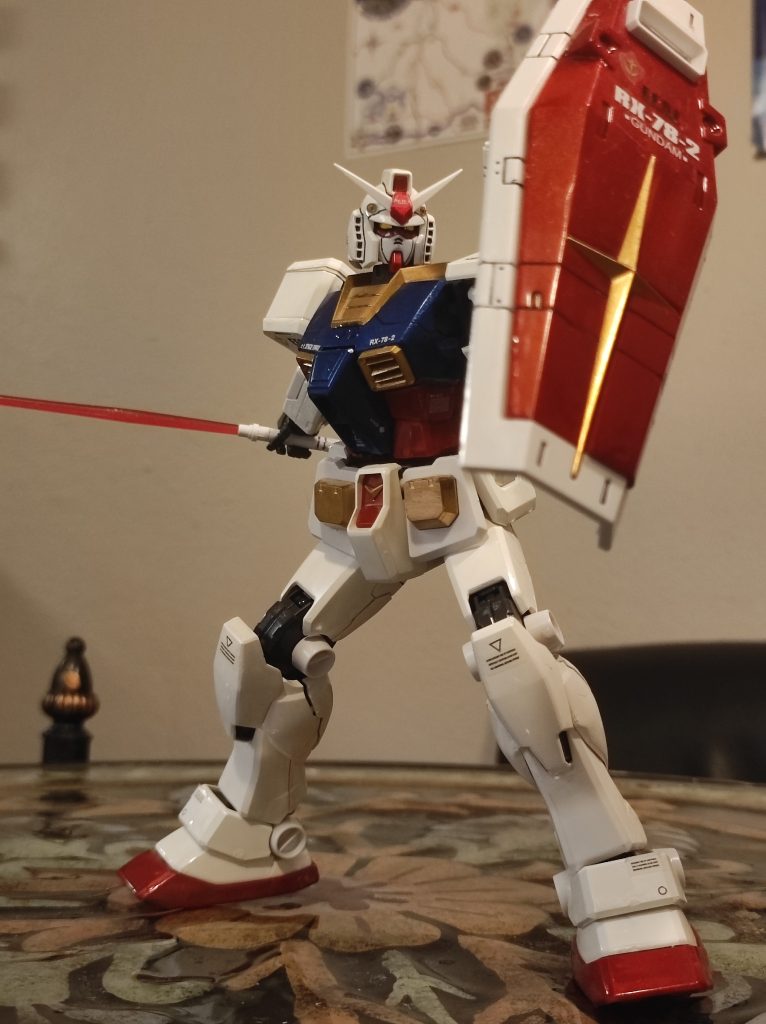 ドミニオンの攻撃をガードしたストライクの盾持ち方は20年以上のキットにもできるのは凄く驚きました。