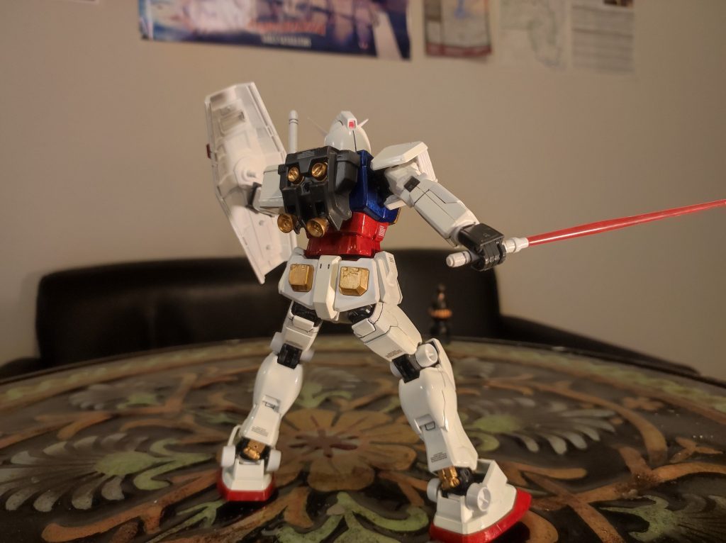 同じなポーズを後ろから見てもかっこいいです。アムロ、上手くやれよ。