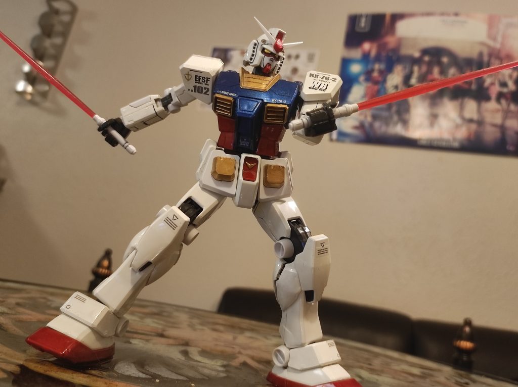 ザクのコックピットを狙うガンダム。