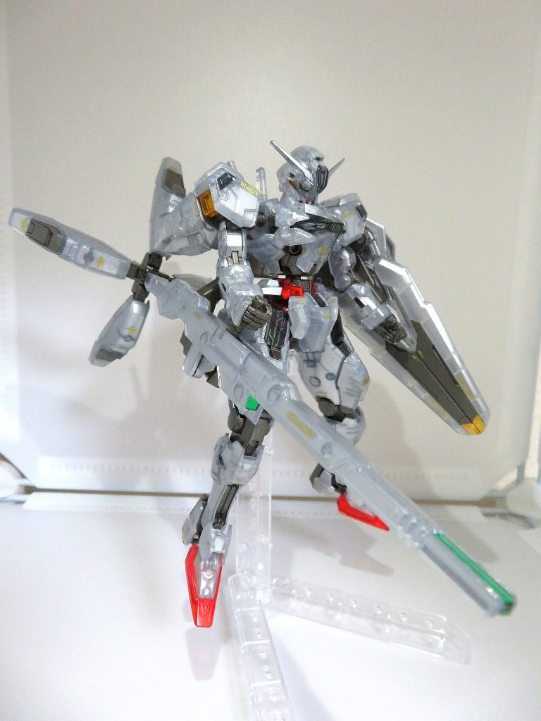 今回はパーツ表は部分塗装、裏はMr.カラーの缶スプレーで塗装しました。透明のクリアパーツ裏は、シャインシルバーで塗装してから、シルバーを重ねて吹き付けています。赤や黄色のクリアパーツ裏は、ゴールドを吹き付けています。仕上げに表裏両方を光沢トップコート。