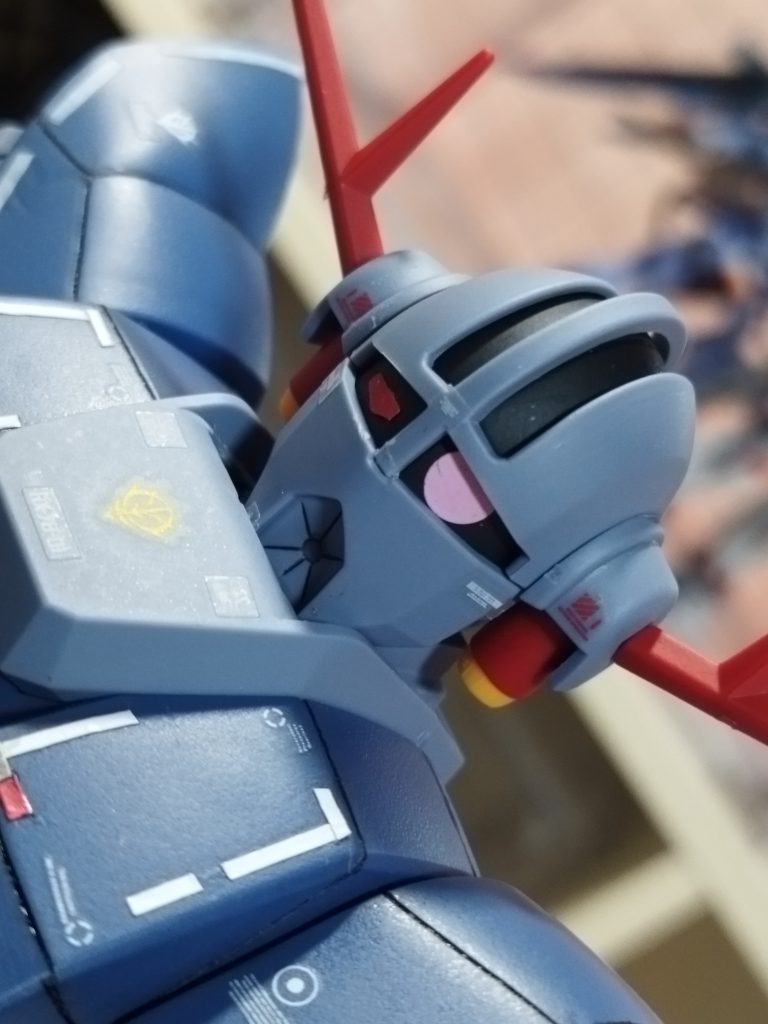 眼を片方適当なシールから切り出してツインアイにしてみました。意外にカッコいいと思いました。首は顎を引かせたかったので首の下に段差をつけました。