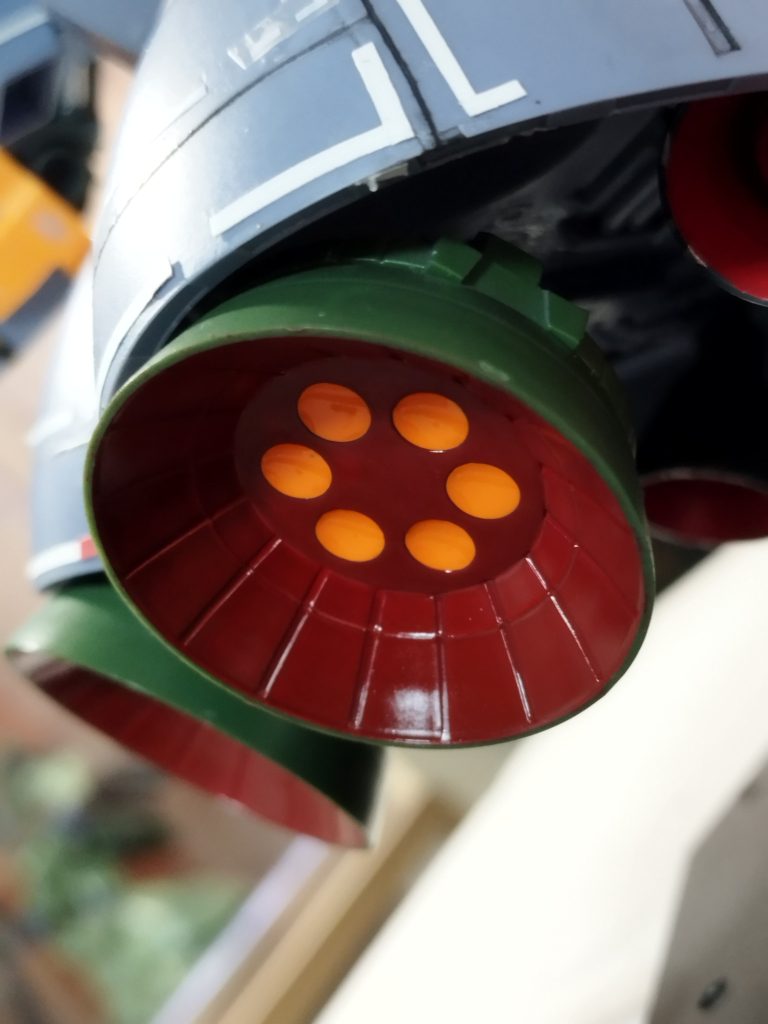 前面に付いてる大きなバーニアは接合部を15ミリほど延長し、バーニア部が押し出されるようにしました。