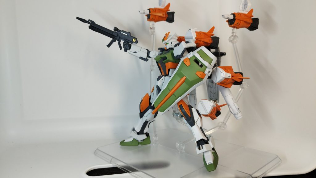 横からガンバレルとストライク本体のカラーリングを合わせています赤くしようと思いましたがやめましたガンバレルのふくら脛との接続は、エクシードギャラクシーのサイドアーマーで解決してます。