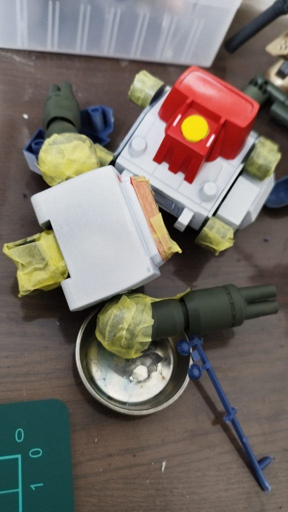 全身青みの成型色なので、明るい色が必要なのでプライマー塗らないと成型色ではムリですね。これこそ旧キット、という感じです…製作が楽しいです。初代ガンプラ世代のようなシニアじゃないとムリですね。なんで子供にもガンプラ普及したんだろうか？