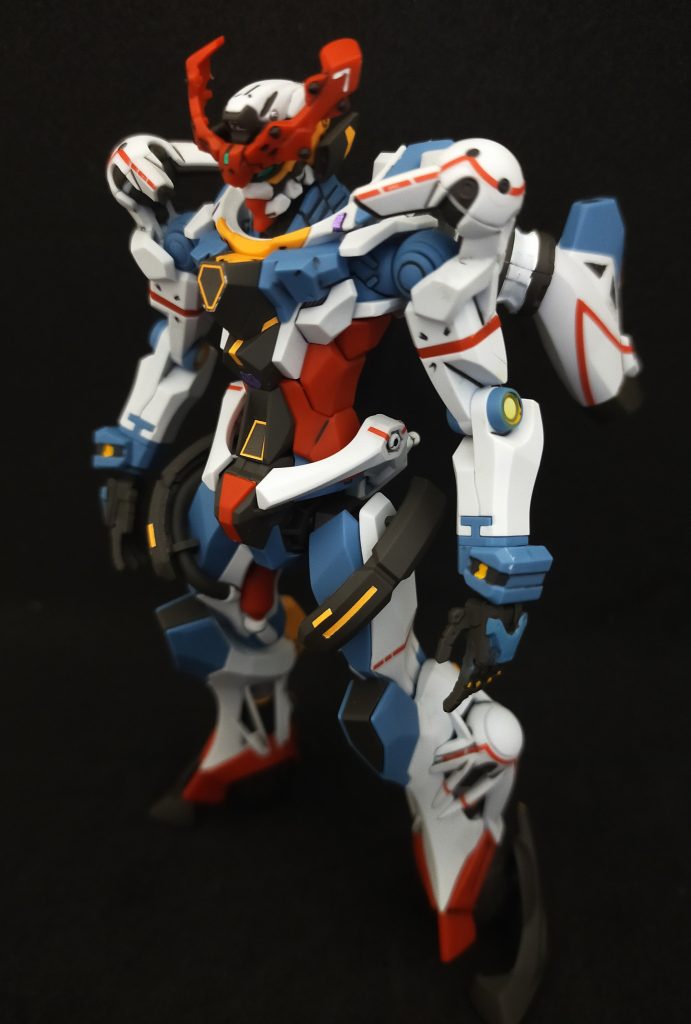 映画を観終わってキットを開けて思ったのが「 これ全塗装したくないな」でした。理由としては・パーツ形状が未知すぎて塗装プランが降りてこなかった。・早く完成させたかった。・成形色が結構気に入った。等です。なので今回は墨入れ+艶消しトップのみの簡単フィニッシュです。長々と語ってますが要は手抜きしました。(笑)