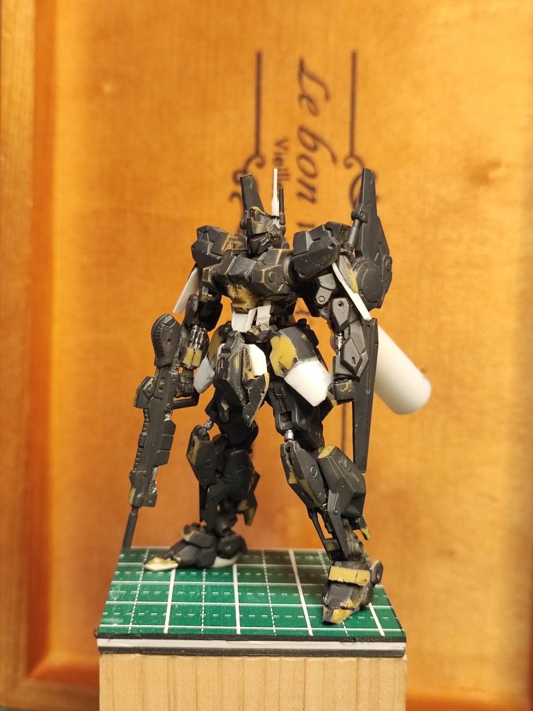 塗装前プラ材のほかに、つま先を前にズラして先細りになるようにカットフロントアーマーを機体に寄せてカット