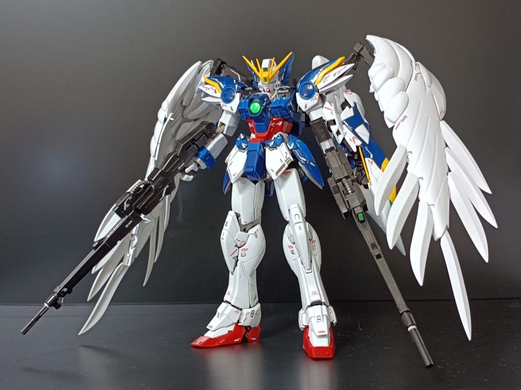 パッケージのポージングを真似て(gundam-kao2)ギリギリのバランスで自立させてみました(gundam-kao6)ウイングが重すぎて、腕とライフルを前に向けてバランス取れた瞬間を狙っての撮影でした(gandgandam-h