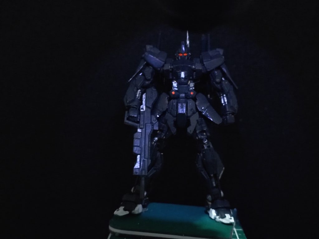 全身遠景カメラアイとバックパックのバーニアがBライトで光ります