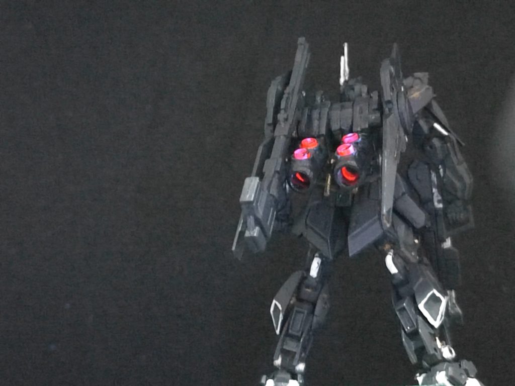 百式壊の特徴的なバックパックはプラ材とレジンパーツで。