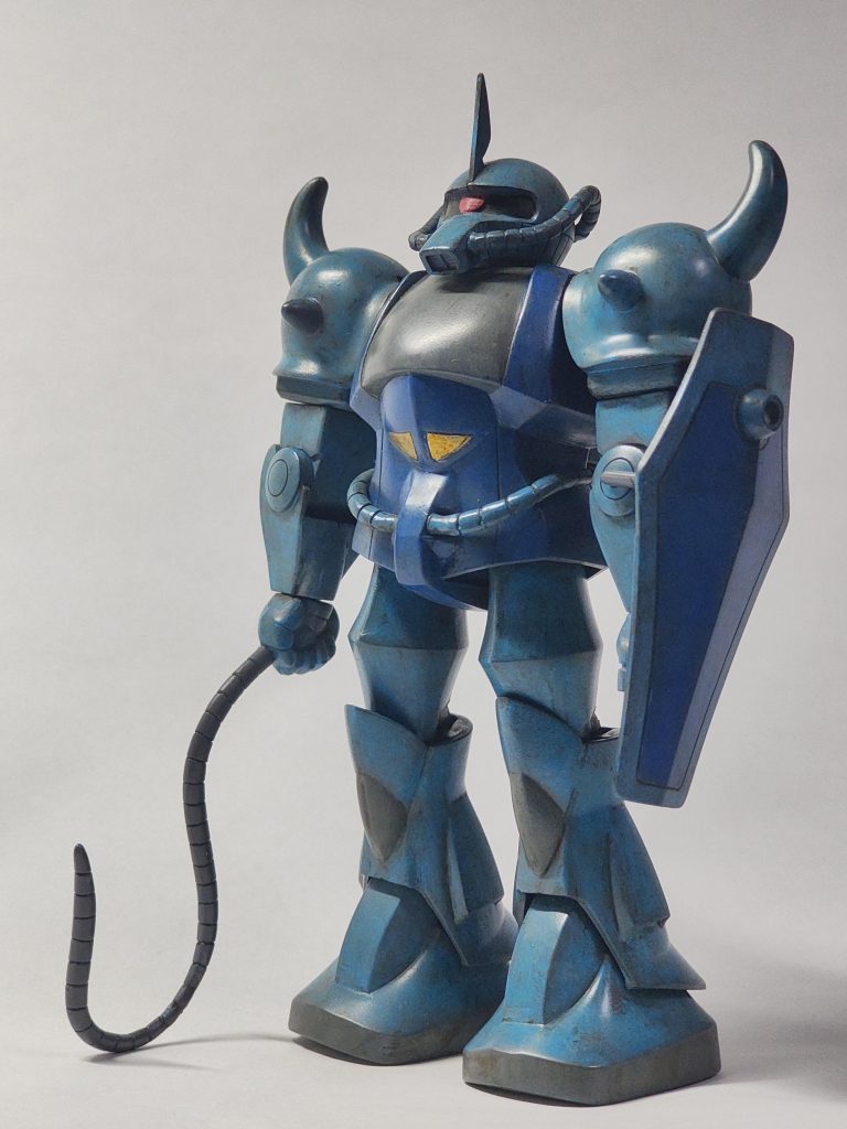 旧キットだろうと、いつもの筆塗りです。かわいい。以下、メカサフヘビーからのレシピです。MGのグフ塗ったときと若干変えています。水色: スカイブルー > RLM65ライトブルー青: インディブルー > ガンダムエアリアル(改修型)ブルー黒: RLM74グレーグリーン > 軍艦色(1)バックパック: ジャーマングレー/グラウ > ジャーマングレー/グラウ(退色)コクピット: チタンシルバー(エナメル) > クリアオレンジ盾裏: 軍艦色1関節(膝裏)、ヒートロッド: メカサフヘビーのままモノアイ: 蛍光ピンク(ラッカー)