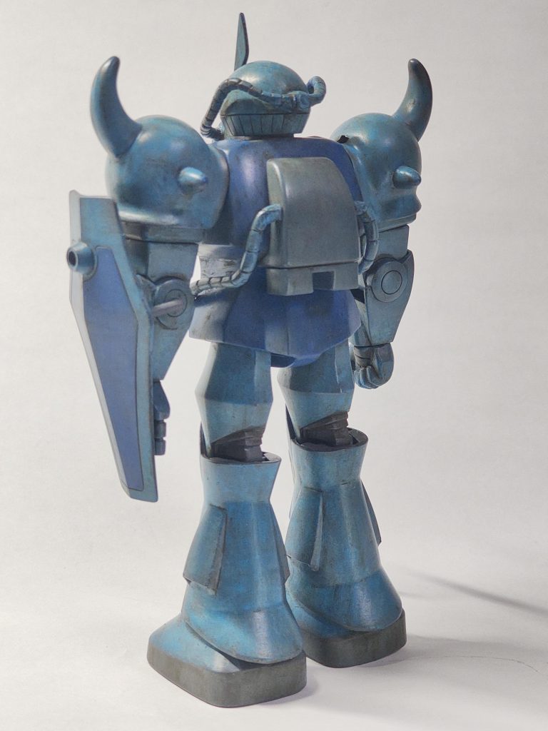 バックショット。かわいい。当時の技術なのか、金型の劣化なのかその両方なのか、ヒケもでかいし、合わせ目が全然合ってなくて消すのが大変でした。埋める面積が広すぎたので久しぶりにラッカーパテ使ったんですが、メカサフヘビーとその薄め液が強いので、パテを侵食したっぽくて、気がついたら割れてたり線がうっすら出てしまってる箇所があります。見なかったことにしました。ヒートロッドのパーティングラインもひどくて、パーティングラインを境にモールドが全然合ってなくて掘り直すのが大変でした。