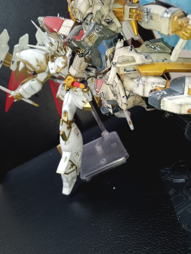 自分で言うのもアレですが、この2体がぶつかり合う姿は、1/144スケールながら迫力ありますねー