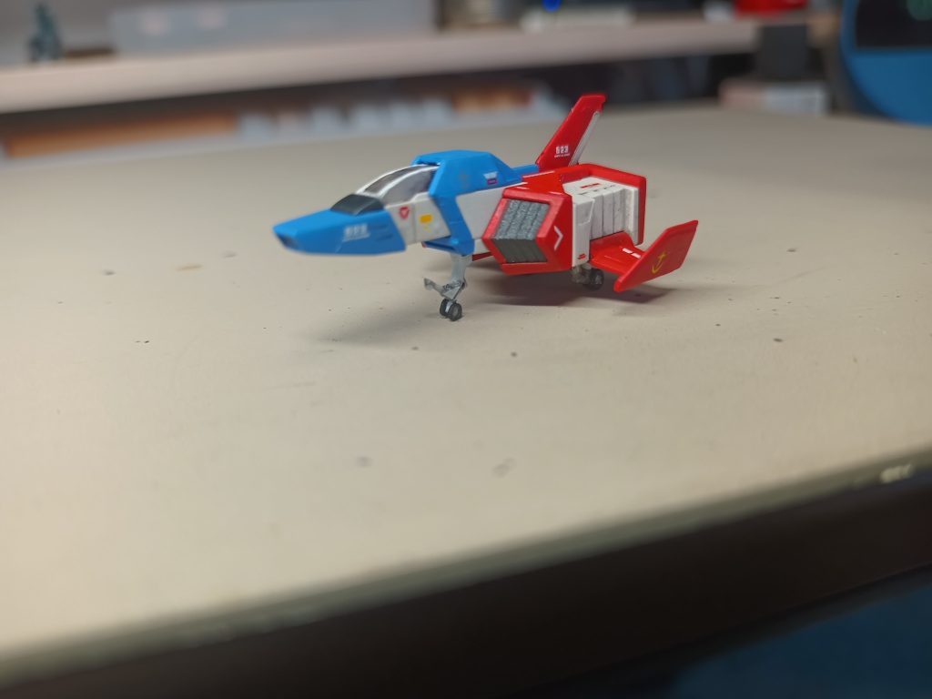 パーツが小さくて老眼には大変でした。最も苦労したのは脚。主脚はパーツでは埋まっているところをくりぬています。前脚は新造しようとも思いましたがなかなかうまくいかず、パーツを削ってスリム化するとともにそれっぽくけん引フックを追加しています。あとパーツでは単輪ですが1/35では2輪なのでタイヤは作り直しました。