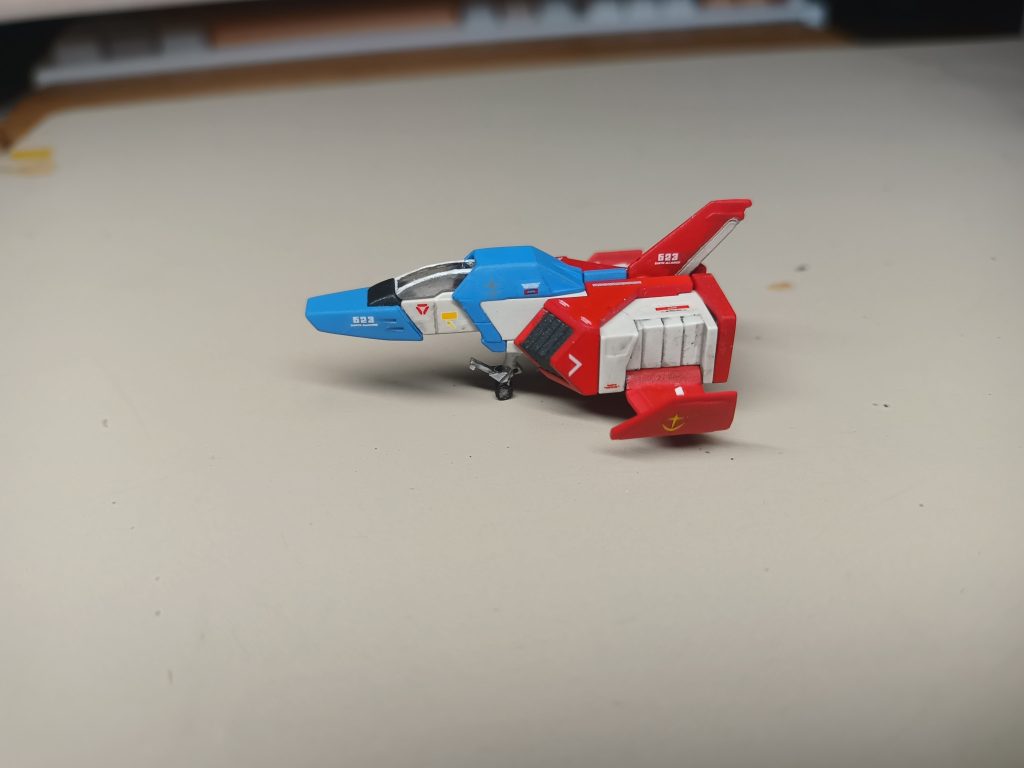 カラーリングとデカールもプレバンの1/35の掲載写真にできるだけ寄せています。スケール上限界があるので、寄せているだけですが。コックピット内も塗っていますが、完成すると見えないは飛行機の宿命です。キャノピーは作り直したかったんですが技術力がついていかず、パーツにスモーク吹いてフレームを塗ることで誤魔化しました。