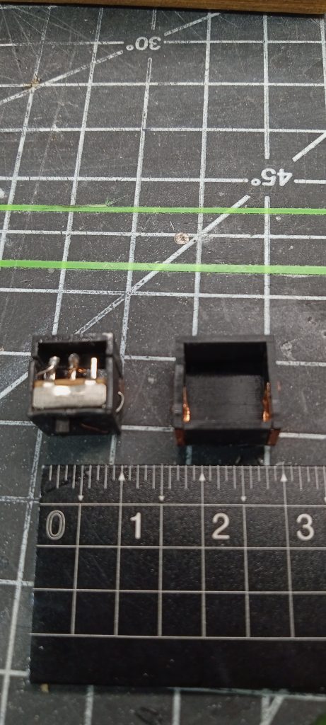 左が電池ユニット、右が受け側のユニットです