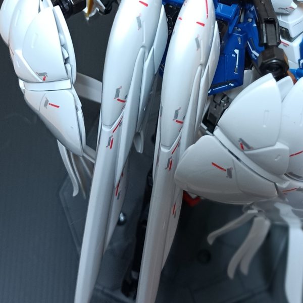 ウイングコンに向けた作品が、ようやく至福のときを迎えました！フレームはガンメタ、武装はブラックメタリック、ツインアイとセンサー類は蛍光グリーンの上からクリアグリーンで塗装しています。外装はと言うと、パーツを1200番紙ヤスリ～1500番スポンジヤスリ～2000番スポンジヤスリの順で水研ぎしてから、コンパウンドで磨いて…磨いて…磨いて…鏡面に近いぐらいの光沢仕上げにしました！トップコートしてません！別投稿のファーストガンダム30thで実験した手法です。塗装していないパーツを全て磨き上げるまで、３ヶ月間の週末をほぼほぼ費やしてしまいました…改修したのは、角張っていたウイングの合わせ目周りを鉋がけして丸みを付けて、面一になるように磨いたぐらいです。接着剤は使用してませんが、艶が出るまで磨いているので合わせ目は目立たなくなっているかなと…如何ですかね？ （3枚目）