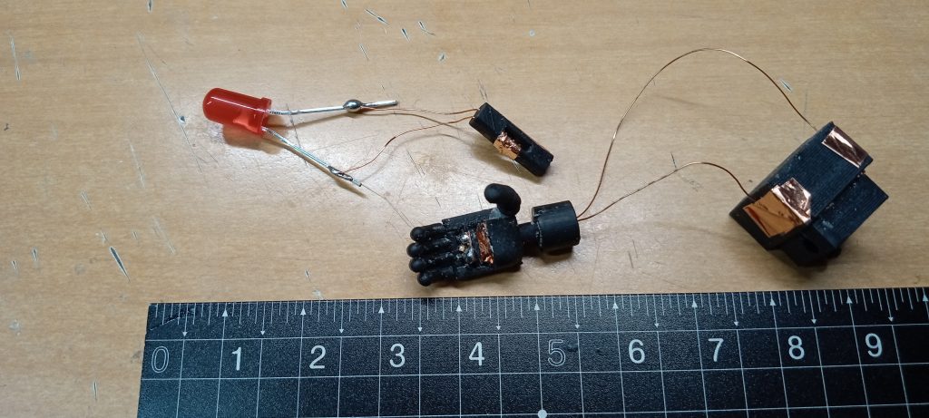 ハンドパーツと 武器持ち手は 電極で繋がるようにしています武器持ち手は3ミリ角です
