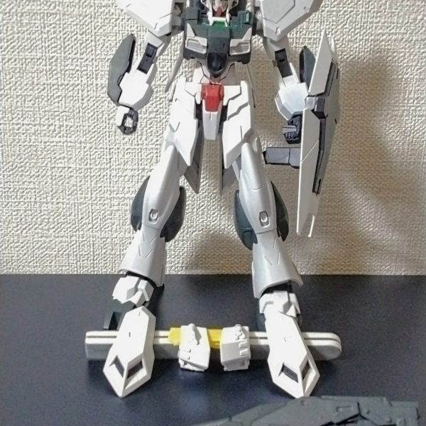 オレフェイクνガンダムHWSつくってます。ざっくり塗装してあとは平日帰宅後にぼちぼち。パーツ着脱式でフェイクニュー＋コアガンダムとHWS両方出来るのが今回のこだわりポイント。ふくらはぎのスラスターはネオジム式。ところで、シールドは一度サフ替わりに胸部とかの黒(ネイビーブルー)吹いた後に白塗ったのですが、浮かび上がる赤み。(謎（2枚目）