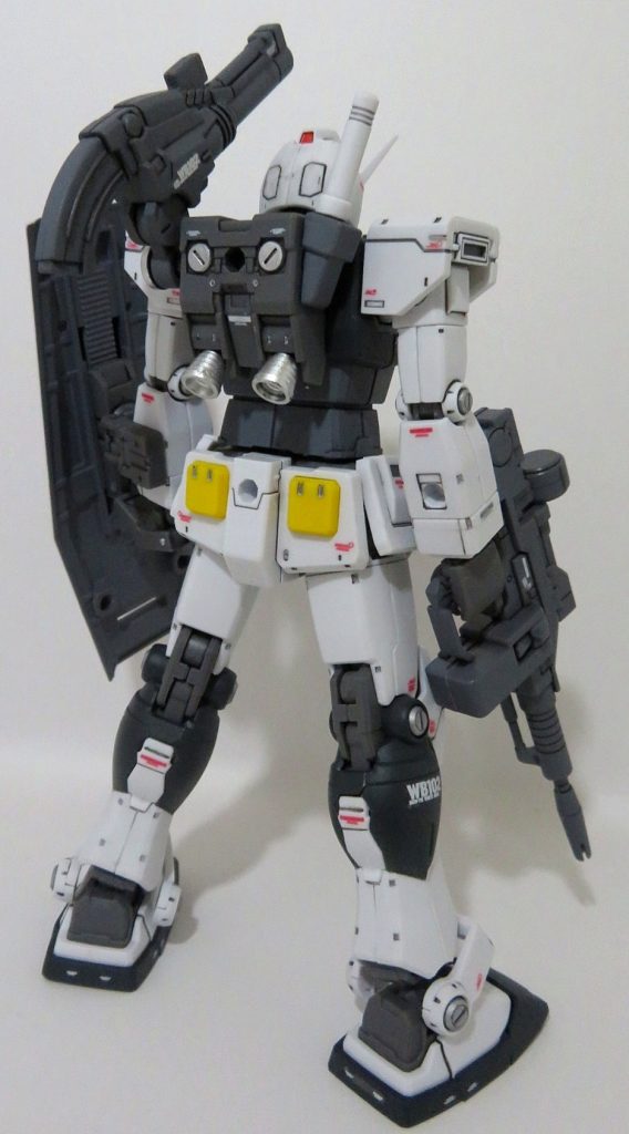 関節部やシールドに、コトブキヤのマイナスモールドのディテールアップパーツを貼り付けています。