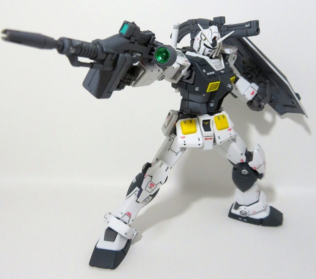 デカールは、主にオリジン版ガンダムの水転写式デカールを使用。一部にはMG ガンダムver.3.0用のデカールや、RG ガンダム用の水転写式を使用。