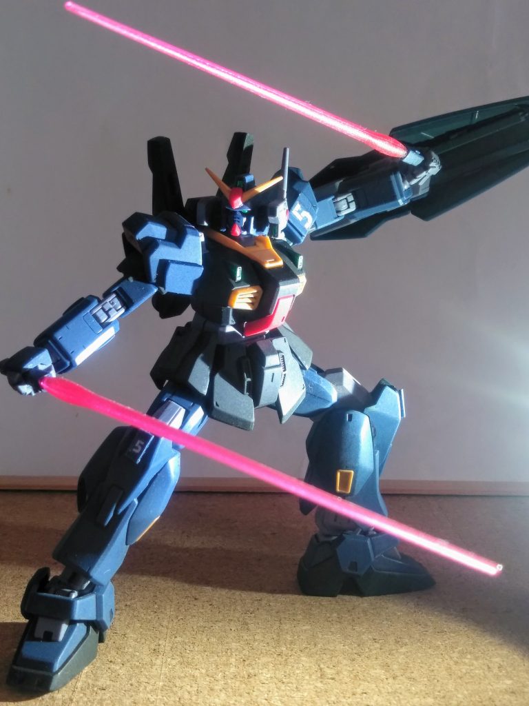 さぁ!伝家の宝刀『ビーム サーベル抜刀』をイッテみましょうっ 😆👍もう見飽きた?🧐 デスヨネ~でしょうから、陰影を付けてみました 😁🎵🎵 う~ん・・・思った通りに耀かない 😩⤵️