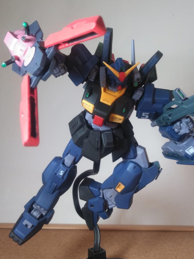 では!右腕に装備するのは接近格闘兵装『プローン🦐クラッシャー』引っ掴んで握り潰す‼️「「「漢」」」の武装⚔️ 出所は『クロスオーバーUCEのゼータガンダム』のアレです 🤣🤣🤣