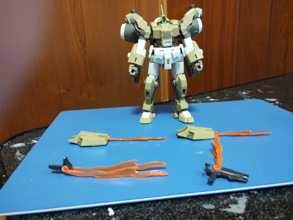 武器一覧。脚のものはビームサーベルラックを転用しており、手持ちの分はジャンクパーツの持ち手から作った右手用の剣とビルドストライクのビームガンから作った炎のソードピストルです。