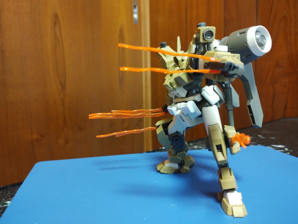 炎エフェクトの数は6本ですが、手持ち分は二つで一組なので動かすと四刀使いです。