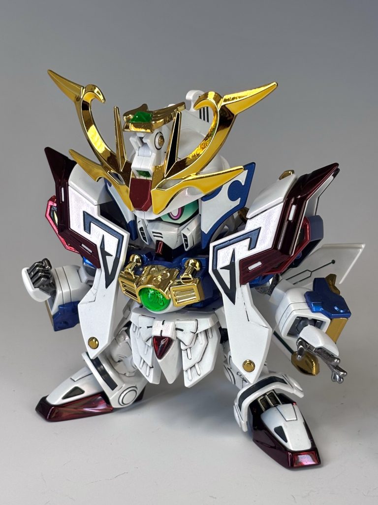 本体は前作の超鋼版飛駆鳥と同様にハセガワのゴールドミラーフィニッシュなどを駆使しメッキのゲート跡補修やポイント装飾などを施しています。ちょっと赤が暗すぎますが、超鋼版っぽく赤もメッキ調塗装しています💦