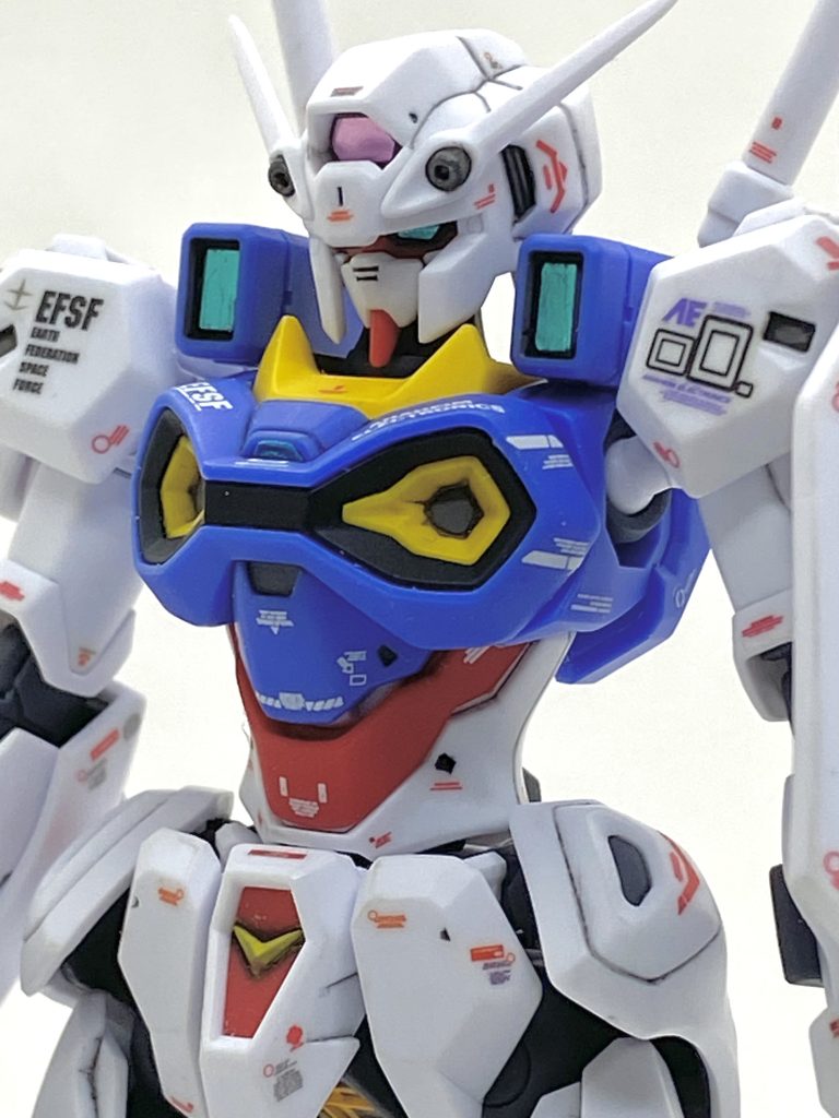 自分も機動戦士ガンダム U.C. ENGAGEはプレイしていて宇宙世紀の影の歴史が垣間見えて面白いと思います(余談ですが過去の宇宙世紀作品の脇役達が多数出ていて、大半が放送当時のオリジナルキャストです)。この機体は「0082 ペッシェ・モンターニュ ～星屑たちに花束をI～」で主人公のペッシェの搭乗機で宇宙世紀0082年に月面のフォン・ブラウン工場で最終トライアルが実施されていた為にフォン・ブラウンのイニシャルでありますVBのデカールを貼りカトキ風にしました。ただ肩が非常に小さく、もう少し大きいと試作機らしい様々なロゴが貼れるのですが・・・今回はお馴染みの地球連邦宇宙軍を意味するEFSFとアナハイムのロゴ、GPシリーズからの流用したデカールを切ってそれっぽくしています。