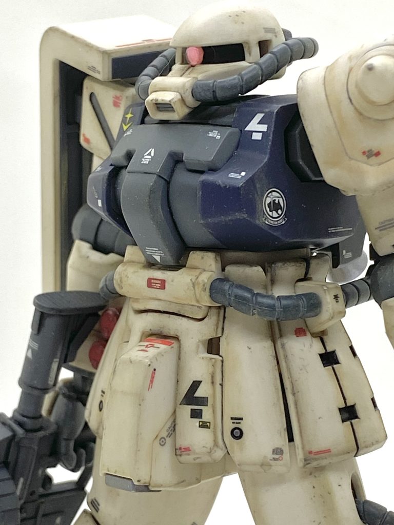 All alone here in no man's land Get a devil walkin' right beside me~♪Angel come and take me by the hand Take me to a place far behind me~♪Paradise~♪I just wanna go back Where I belong~♪Paradise~♪Back to paradise~♪機動戦士ガンダム0083 STARDUST MEMORYの1話冒頭でこの歌が流れながらパワードジムとF2ザクの模擬戦の映像はとてもカッコイイと思いました(歌っているのは最近、真夜中のドアがリバイバルヒットした松原みき様です)。しかしF2ザクはウラキからは「このザクめ、なんて動きが鈍いんだ。パワーアップしたジムとじゃ比較にもなりゃしないよ」とかキースには「付いていくのがやっとなんだぜ」とか散々に言われていました(笑)。ペイント弾を使いながらも実戦さながらの模擬戦をコロニー落しの影響で荒野になった所でやっているのでかなり汚れると思い、今回はハードにらいだ~Joe先生が提唱しますお気軽汚しを施しています。