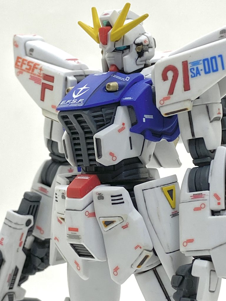 目の部分を切ったのとメインカメラはキット付属のホイルシールを使っています。