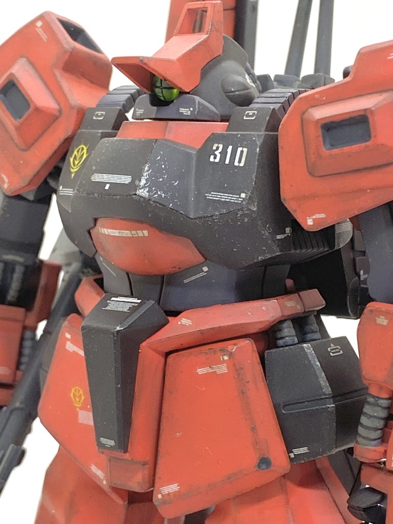 デカールはガンダムデカールのHGシナンジュ用のデカールをメインに白色の市販デカールを貼っています。機体番号の310はZZ本編で隠れジオン派のサトウ隊長が乗っていましたからシャレで310にしました(笑)。