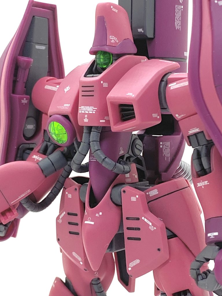 ガザⅭは見てもわかりますが人型でもまるで宇宙人みたいなデザインで(笑)、変形もするから中はABSフレームなのでバラすだけでも苦労しました。特に脚は破損し易いので注意した方が良いです。仮組して思ったのは思ったより、装甲裏が見えるのとヒンジだらけで大変破損し易い構造でその辺りをポイントにしました。合わせ目が至る所にありますから、肩、二の腕、太腿、脛、ナックルバスター本体はきちんと消して白化した箇所は専用のガンダムカラーでぼかす様に塗り、上半身のメインフレームの部分はスタビライザーを始め、挟み込みだらけなので0.3mmのダンモで段落ちモールドにして強度を確保しました。