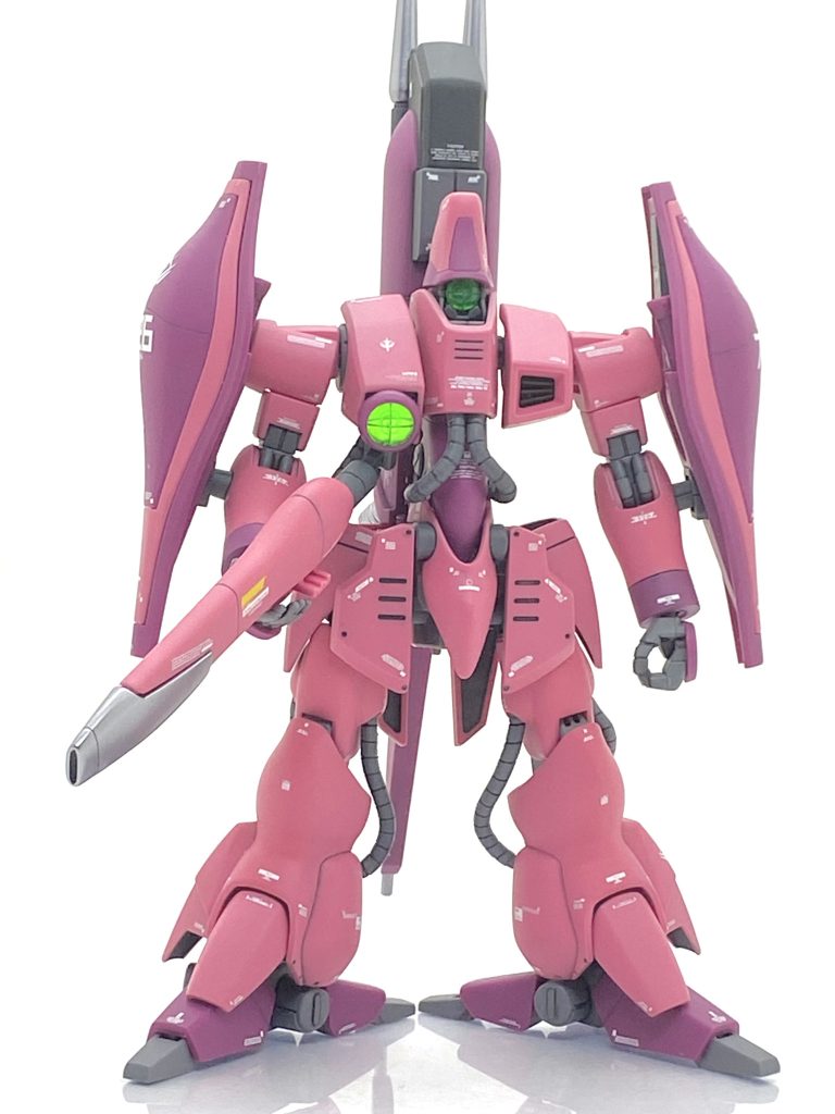 問題はデカールでした。袖付き時のカトキハジメ氏のイラストはあるのですが・・・マーキングについては全く無く、HGのシナンジュをメインにRGサザビーやシナンジュのなるべく小さめのデカールを貼っていく事にしました。左右対称じゃないので片側しかないデカールも出来る限り使いました・・・こういう時に取っておくとデカールも節約出来ます(笑)。キットにはテトロンシールが付いているのですが曲面主体のガザCには貼れないので使わず、デカールで代用してます・・・機体番号の726はそのままシールに入っていたナンバーをそのまま使いました。クリアー吹き終わり、組み上げる際も破損しそうで大変怖かったのですが無事に組み終わり何とか完成しました。