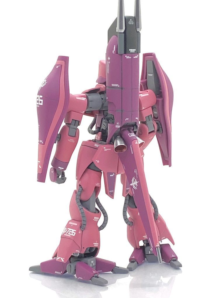 塗装箇所とカラーレシピ太腿、脛、腕、肩等の合わせ目部分→(クレオス)旧ガンダムカラーピンク1手首、スタビライザー、リアアーマー紫部→(クレオス)旧ガンダムカラーパープル12腕関節、装甲裏等→(クレオス)旧ガンダムカラーグレー1動力パイプ→(ガイア)メカサフライトバーニア外部、ナックル・バスター砲塔部、ビームガン等→(ガイア)フレームメタリック(2)バーニア内部→(クレオス)GXメタルレッド