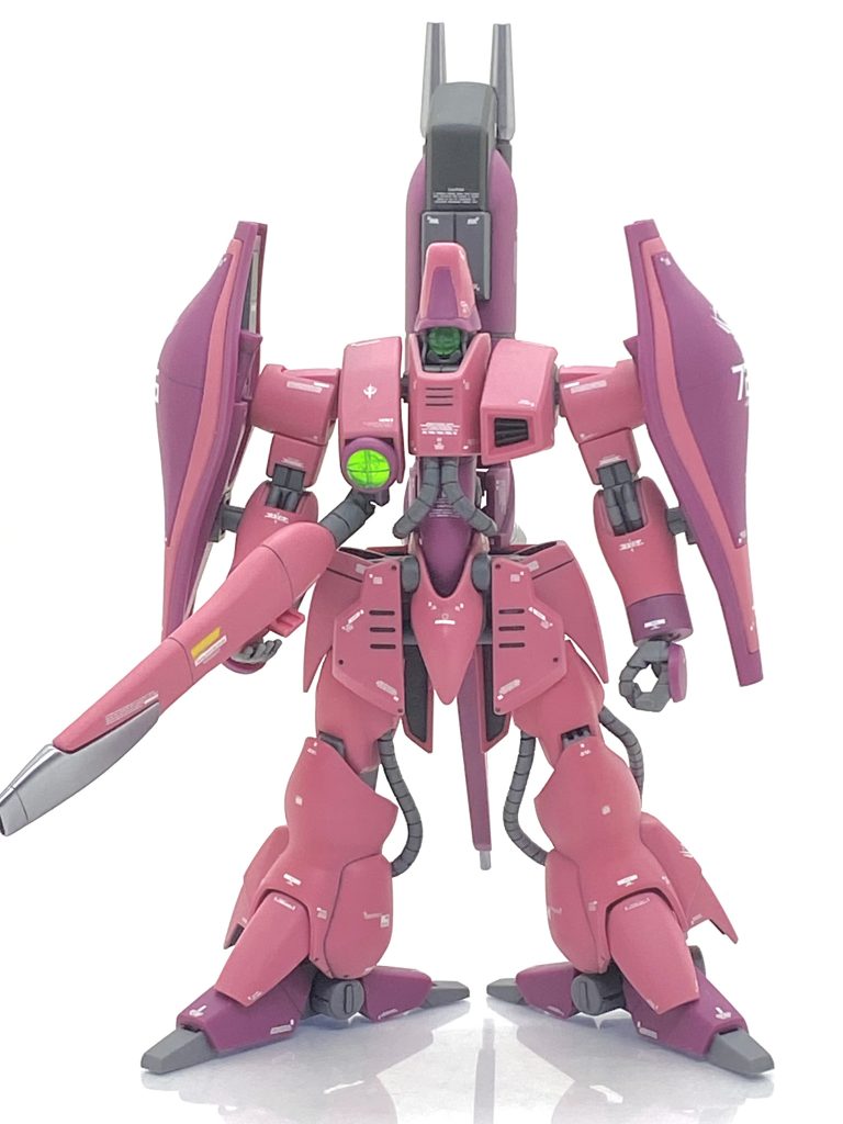 HGUC ガザCを成形色仕上げ+αで作ってみました。アクシズからの使者・・・連邦軍への牽制の為に全くの異種文明圏のMSに開発したと設定ではありますがまさにその通りで(笑)、グリプス戦役の機体の中でも異形感はトップクラスだと思います。ただ、放映時にはキット化されませんでした・・・やはり変形がネックでHGUC化になる2006年まで待つ事になります。今回はX上のイベントであります俺達のUC0083_0088用に作り、異種文明圏ながらも量産型の系譜を受け継ぐようなガザⅭを目指す事にしました。