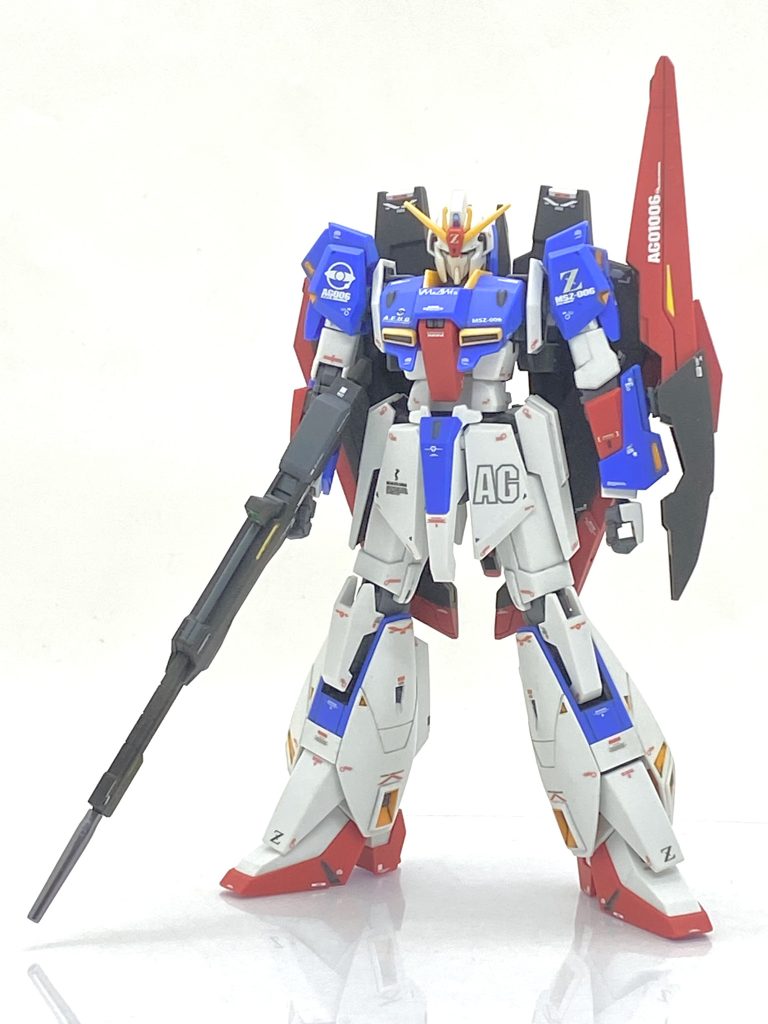 HGUC No.203 MSZ-006 ゼータガンダムを成形色仕上げ＋αで作ってみました。ゼータガンダムも大人気の機体で今でも様々なグレードでキット化されていますがテレビ放映時は鳥顔にスカスカな胴体はあんまり人気が無く、1/100キットは変形はするのですがその為に胸が大変大きくなっていて、しかも変形させるとどっかが壊れたり折れたりして、あまりいい思い出はありません(笑)。ですが、最初のMGが出た時はカトキハジメ氏が初めてMGをリファインしただけありまして、プロポーションが良い上に変形したのには大変驚き、筆塗りで全塗装しましたが完成に大変時間が掛かった記憶があります。その後もPG、初代HGUC、MGのver.2、RGとキット化されてドンドン洗練されていき、ゼータガンダムこそガンプラの進化の歴史と言っていいかもしれないです。今回は「GUNPLA EVOLUTION PROJECT」の第一弾としてリニューアルされました方のゼータガンダムを初代MGのオマージュとエゥーゴのフラグシップ機のイメージを入れて作ってみる事にしました。