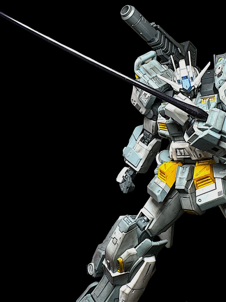 付属のビームサーベルが真っ黒と、珍しい色なので、サーベルを主役とした構図にしています。 この黒色、グレーを主とした機体の成形色と、とてもよく合います^_^