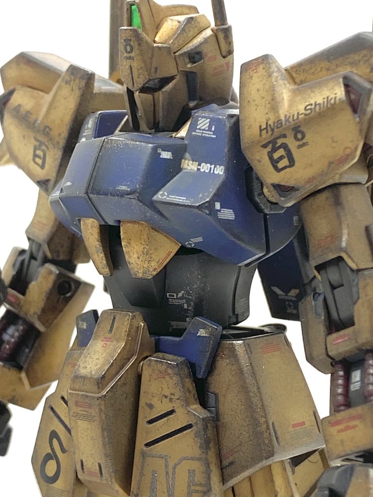 お気軽汚しの提唱者でありますらいだ~Joe様の本を見ていたら、らいだ~Joe様が以前のコンテストでMG百式をお気軽汚しを施した作例を見てツイッターを見ましたら・・・4日で作ったとは思えない位に完成度の高い迫力満点の汚しの入った百式を見て「メッキのキットをこんなにもゲート跡を感じさせない様に作れるんだ!」と感銘を受けて、それに近づける様に(クレオス)水性ホビーカラー焼鉄色をスポンジを使ってチッピング、(クレオス)ガンダムマーカー リアルタッチマーカーブラウン1でエッジやへこみ部分に塗って神ペンでぼかし、(タミヤ)ウェザリングマスターでオイルとススを全体的に付けて、メールシュトローム作戦でジオやキュベレイと対峙した時のイメージで汚していきます。