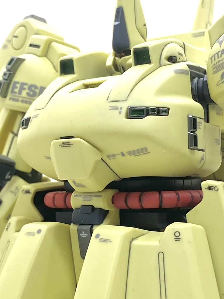 ジ・オは一度作った事があるのである程度は要領がわかっていましたからまずは金型がくたびれているのかモールドがかなり甘いので0.15~0.2のタガネでほぼ全て彫り直しました。20年以上前の設計ですから合わせ目も結構あり頭、肩、腕、太腿などを消して白化した箇所はジ・オ用のガンダムカラーを持っているので旧ガンダムカラーイエロー4を薄く吹いてわからない様にしています。同梱しています旧ガンダムカラーグレー5でビームライフルの合わせ目や首周り、脇、脛なんかを筆塗りし、更にニュートラルグレーで細かい箇所も塗っていき精密感を出しました。ビームライフルや腕部は特にMGまではいかなくてもそれに近い色分けは出来たと思います。