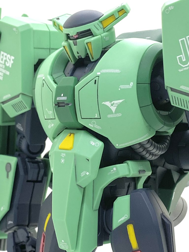 HGの最新キットを早く仕上げるのはリバイブザク以来でした。組んで思ったのは合わせ目がほぼ段落ちモールドになっている事、バーニア内部や赤色部分がほぼ別パーツでマスキングしなくても良い事、成形色もほぼ完璧で塗装箇所も少ない事で同じ時期に戦ってるメタスやガザCとは段違いに作り易いです(笑)。合わせ目が全く無い訳じゃないので接着して消したり、ダンモを使って段落ちモールドにするのですが・・・クロー・シールドのカニのハサミのようなクローの濃い緑の部分が合わせ目消した際に白化してしまったのでニュートラルグレーで塗装しました。クローの鋏の部分の外側は段落ちモールドにすると楽出来ます・・・挟み込みだから処理が大変ですから。最新キットでもモールドの甘い箇所がありましたから、タガネでほぼ全て彫り直しました