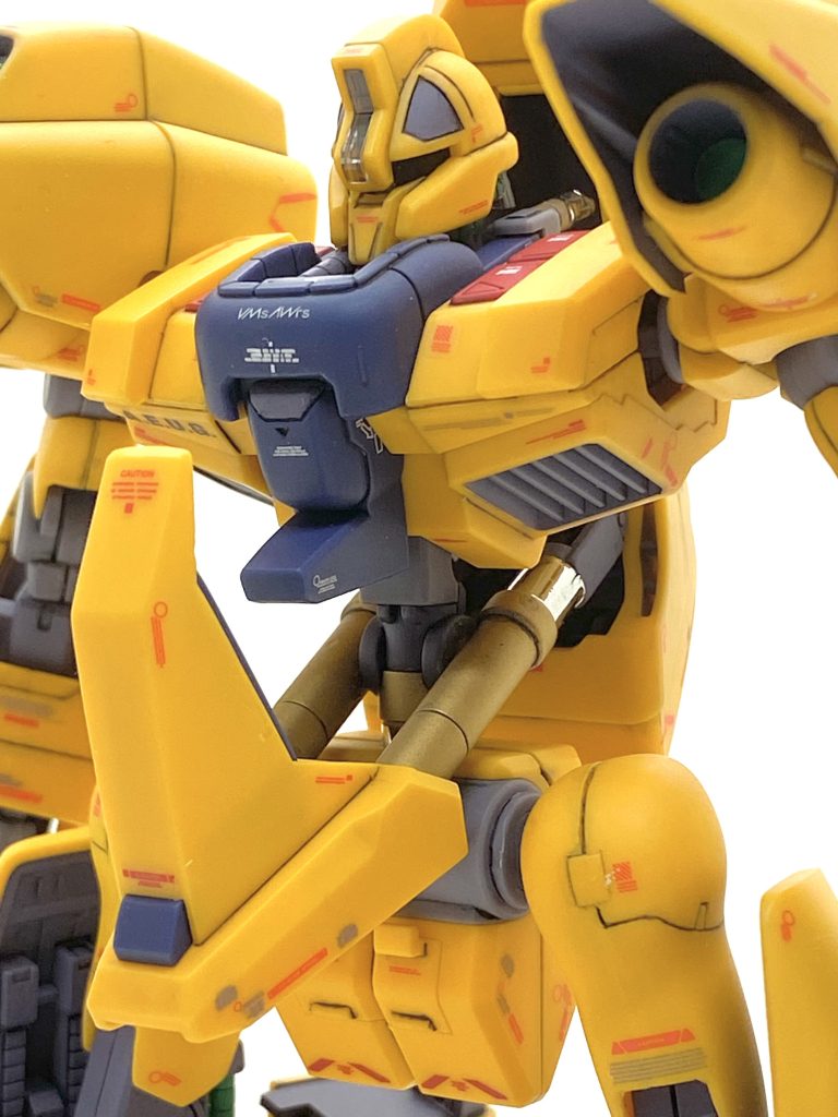 確かこのキットが出たのは劇場版Zガンダムの第三部が公開された頃で、この辺りがABS全盛でした・・・可変機は特にそうでポリキャップ使わずに強度があるABS使えばキャパを取らないで済みますから。今ならKPSの方が破損しにくいのでしょうが・・・当時は無いので仮組みして20年近くなってましたから、関節がガチガチになっていてばらすのだけでも一苦労でした(笑)。問題の下腕の合わせ目はアーム・ビーム・ガンは合わせ目を消さずにダンモで段落ちモールドにし、腕部の中を先にフレーム色で塗った後に表面処理したアーム・ビーム・ガンを挟んで接着し、合わせ目を消してます。太腿の合わせ目も同じで膝関節の合わせ目をモールドにしてからフレーム色で塗り、太腿を接着するのですが・・・確認しないでハメ込んだので関節を逆に入れてしまい、気付いたのが表面処理が終わった後で一度バラしてから関節をちゃんと入れて又、合わせ目を消しています。後の合わせ目は頭と脛、踵や上腕で、頭はきちんと消し、脛は定番の逆側にもスジボリを入れて違和感無い様にし、踵や上腕は段落ちモールドにしました。
