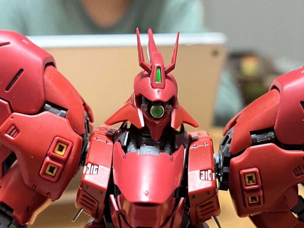 バイザーとフェイスマスクが緩くてカパカパだったので、思い切ってバイザーを切断。ハイキューパーツのSPプレートを仕込んでディティールアップしてます。上手くいったんでお気に入り😍この頃はまだ角が…